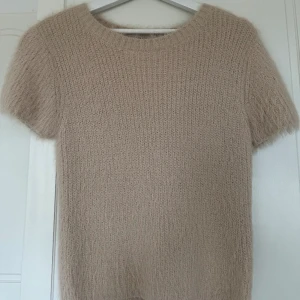 Topp från Zara - Superfin mjuk topp från Zara i storlek L, passar s-m då den är liten o storleken. Sällan använd, bra skick. frakt tillkommer