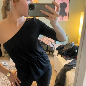 One shoulder topp  - Sååå fin one shoulder topp med volang!💞