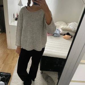 Beige stickad tröja - Jättefin beige stickad tröja från Gina tricot, säljer då den tyvärr är förstor på mig. Använd max 3 gånger, jättefint skick