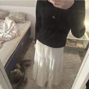 Fin vit lång kjol köpt här på plick, har bara testat den en gång men passade inte mig så bra, men annars jättefin kol perfekt för sommaren💘(inte mina bilder)