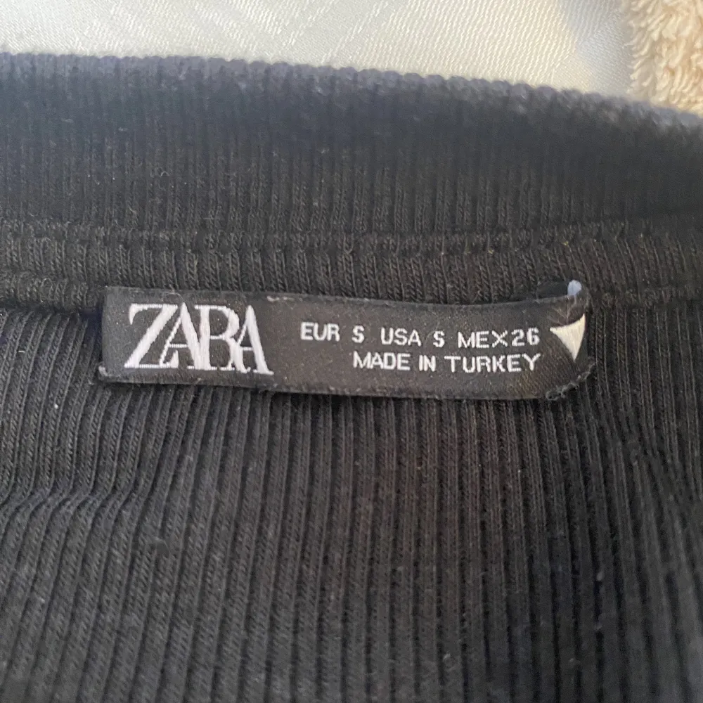 Säljer denna kortärmade svarta tröjan, använt ett få tal gånger o är i super fint skick❤️❤️❤️. T-shirts.