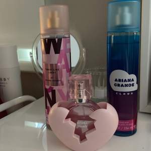 Säljer dessa Ariana grande parfymer i ett pack för 450kr!  Men kan även köpas enskilt! Då diskuterar vi priset privat!💞Tagit bild så man kan se ungefär hur mycket det är kvar!
