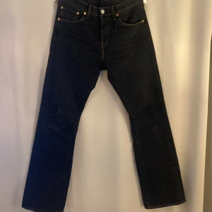 Levis 527 Slim Bootcut Jeans - Ett par vintage Levis 527. Passformen är på den smalare sidan, men har fortfarande en liten flare vid ben öppningen som ger en bootcut fit. Originalfärgen var blå men jag färgade jeansen svart ⬛️