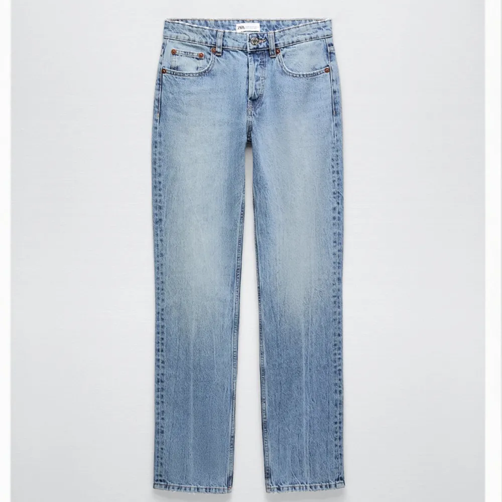 Perfekta jeansen för dig som är runt 165. Superfina jeans med låg midja. Byxorna är raka i benen, så lägger sig fint över  skorna.  Väldigt bra skick, då de inte finns några tecken på användning. 🩷. Jeans & Byxor.