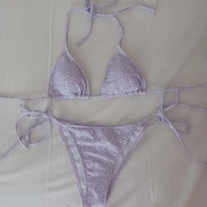 Bikini✨️ - Jag säljer denna bikinin ljus lila bikini med vita små blommor på just för att jag råkade köpa fel storlek när jag köpte den🎀 Den har aldrig använts har inte ens testat den🫶 Köpte den för 100 kronor och säljer den nu för 60 kronor💕