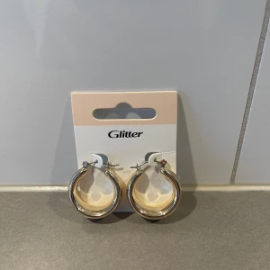 Örhängen glitter - Örhängen ifrån glitter i rostfritt guld. Super snygga, aldrig kommit till användning. 