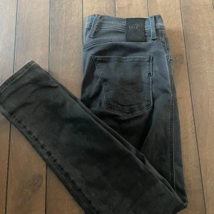 Replay Anbass - Säljer ett par feta Replay anbass jeans! | W29 | L32 | Nypris ca 1700kr | Mitt pris 699kr | Inga skavanker eller skador alls! | Skick 9,5/10! | Hör av dig vid minsta fundering! 🙌🙌😊