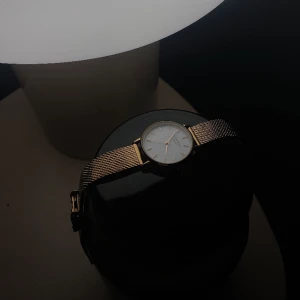 Rosefeild klocka  - INTRESSEKOL Rosefeild klocka rund small, endast använd fåtal gånger. Har tyvärr inte boxen kvar men klockan är i nyskick!❤️