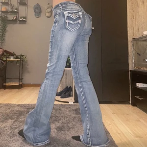 Bootcut jeans  - Jätte snygga bootcut och rätt så lowrise jeans! Bra kvalite! Köpte dessa nydligen på Plick men kom aldrig till användning. ( Bilderna kommer från förra säljaren ) 🩷 