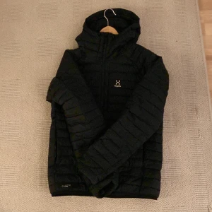 Haglöfs dunjacka  - Haglöfs dunjacka storlek M Namn: Essens mimic hood men Nypris 2300 Mitt 500