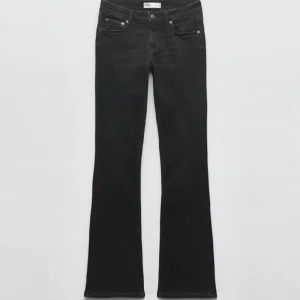 Zara Bootcut jeans - Säljer dessa superpopulära lågmidjade bootcut jeans från zara. Andvända men ser som ny ut och har inga defekter! Säljer även i mörkblå, pris kan diskuteras, bara att skriva vid frågor 💓💓