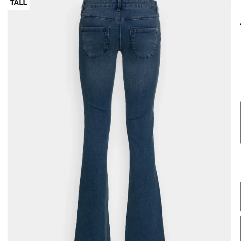 Köpte dom här jeansen för ett tag sedan, har inte använt dom mycket och är i bra skick. Köpte dom för 399kr och säljer för 200kr. Jeans & Byxor.