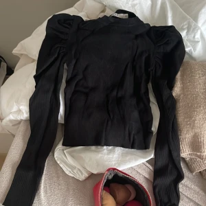 Tröja - En jättefin tröja som passar flera stilar. Knappt använd och i bra skick❤️