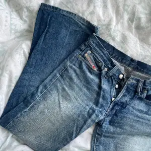 Säljer lågmidhade jeans från diesel💖  Midja:36 Innerbenslängd:75  Lite slitna 