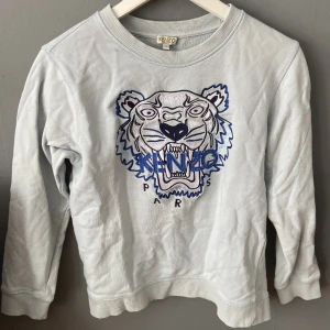 Kenzo Sweatshirt  - Tröjan är i mycket bra skick av märket Kenzo paris använd få gånger.