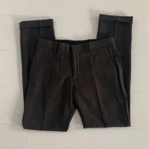 Kostymbyxor brun - Kostymbyxor/ Dresstrouser brun från danska märket maríníque Size 48. Measurements: Waist 43cm - Outseam 106cm - Inseam 86cm - Leg opening 20cm