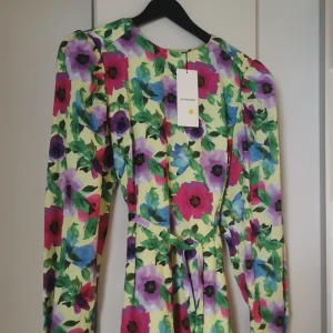 Adoore cannes klänning - Stl 40. Fint skick, nypris ca 1450kr. Ny/oanvänd 