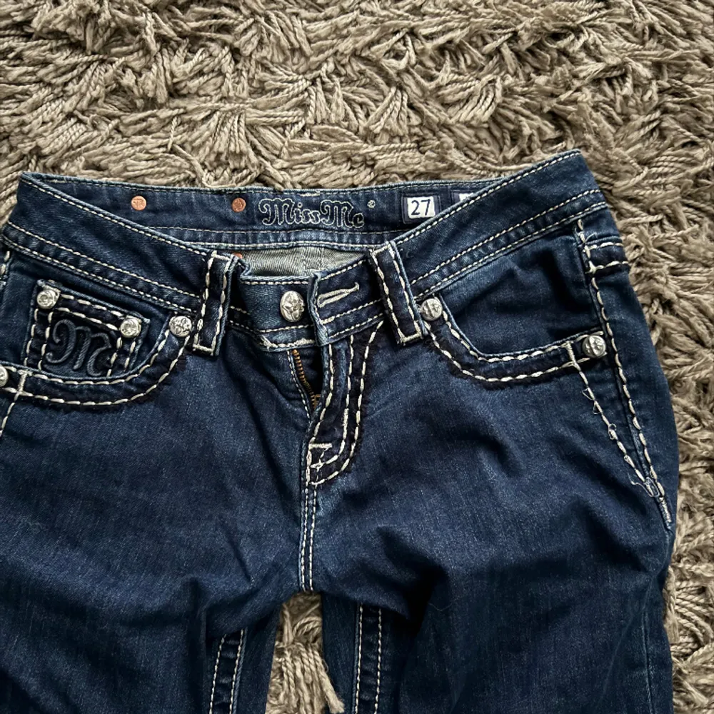 Ett par super fina miss me jeans i storlek 27 som skvätt är förstora, super skönt mjukt jeans  material. Jeans & Byxor.