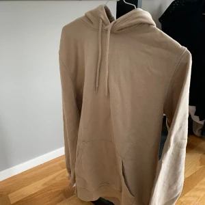 Beige hoodie - Lite nopprig annars i bra skick.