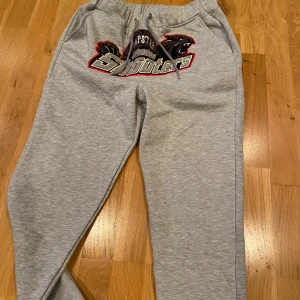 Trapstar byxor - Riktigt sköna Trapstar byxor.  Nyskick  Storlek M  Pris kan diskuteras vid snabb affär. 