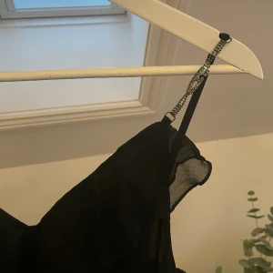 Klänning  - Lite längre klänning som är har fina volanger och spännen med detaljer.  Finns ingen storlek men skulle säga S.  Köpt second hand i Argentina.