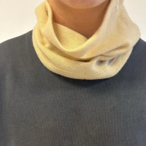 Ljusgul ull buff - Så fin ljusgul buff i ull. Perfekt till sportlovet!!