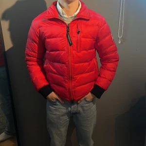 Canada goose jacka - Säljer min canada goose då den börjar bli liten, den är i bra skick, denna modell säljs ej längre. Inga synliga skador och den håller värmen bra. Storleken är XL men är liten för sin storlek skulle säga S/M, modellen är 174. Pris kan diskuteras