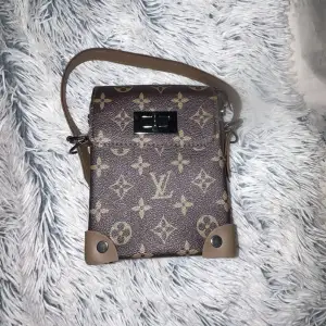 Lv minibag/handväska, Super unik och fin inga deffekter alls.