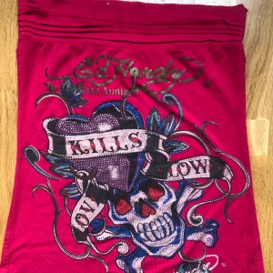 Ed Hardy tubetop - Ed Hardy tubetop med jätte coolt print och diamanter. Bara använd några gånger och i bra skick, skriv om du undrar något💕