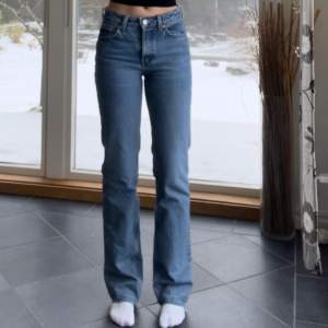Mid waist jeans från Weekday i modellen Pin 💗 Storlek W24/L32 men klippta vilket syns på sista bilden, innerbenslängd 78 cm 💗De är lite större i storleken och passar mig som har W25 💗