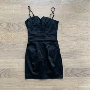 Sidenklänning - Lindex  - Sidenklänning ifrån Lindex 🥰 storlek 34