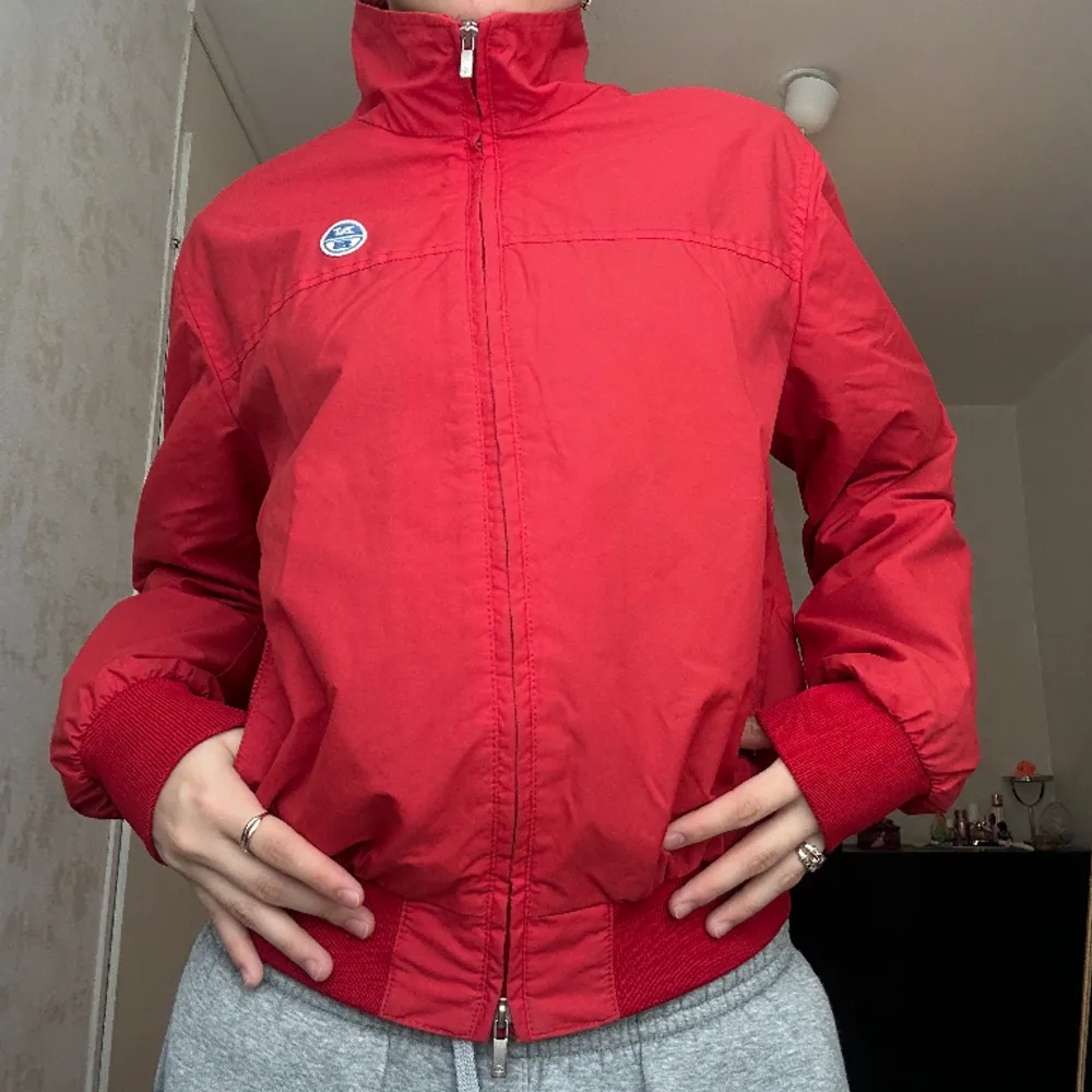 Så snygg röd jacka! passar bra på XS-S! Snyggt med lågmidhade byxor💋. Jackor.