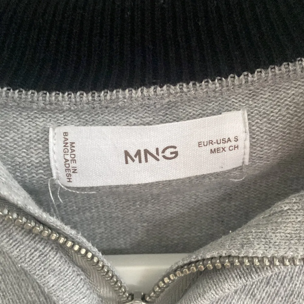 Bra half zip tröja i färgen grå, använder den inte p.g.a den blev för liten, Från mango. Stickad . Tröjor & Koftor.