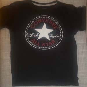 Converse T-shirt  - Säljer denna fina svarta T-shirt från 2000-talet då de nu inte längre kommer till användning skriv gärna för fler bilder (på) eller andra frågor!💗