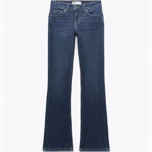 Zara jeans - Säljer dom här bootcut low waisted jeansen från zara, kommer ej till användning🥰 slutsålda på hemsidan