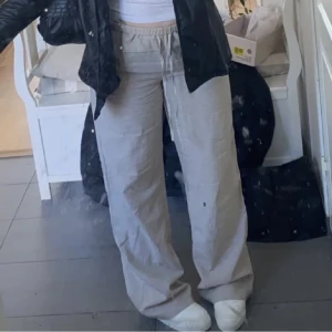 Linnebyxor  - Säljer dessa trendiga lågmidjade linnebyxor ifrån Gina tricot! Storlek S, men passar även M💓 Har sprätt upp sömmen där nere (bild 3) Tveka inte att höra av dig vid frågor! 💕 (Bild 1 är lånad)