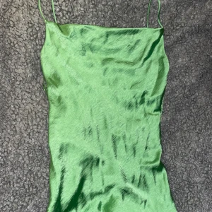 Klänning - Klänning från Gina tricot som aldrig är använd prislappen är kvar. Klänningen slutar lite över knäna för mig som är 1,64 lång. 