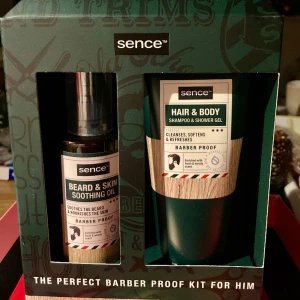 *NY* Barberarkit Fr Sence  - The perfect barber proof kit for him Innehåller:  Beard & Skin Soothing oil (lugnande skäggolja) 100 ml plus Hair & Body Shampoo & Shower gel 100 ml.  Ord pris: Fr 140 kr, Pris nu: 70  kr
