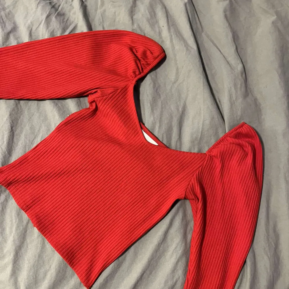 Jättesnygg röd tröja, perfekt till jul blandannat❤️. Blusar.