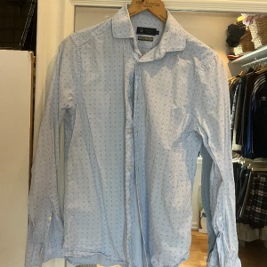 Blå skjorta - Super fin🌻 frakt ingår ej.