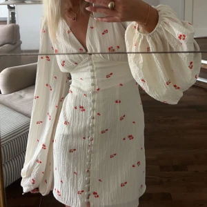 adoore klänning  - säljer min såå fina adoore klänning som är i nyskick, storlek 32 men funkar även på en 34🩰 kan även tänka mig att byta mot klänningen på andra bilden😍