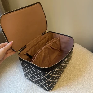 Malene birger nessesär - En snygg malene birger nessesär i väldigt bra skick🩷 ps, den lilla nessesären ingår ej i priset💕  Ord pris, 2799