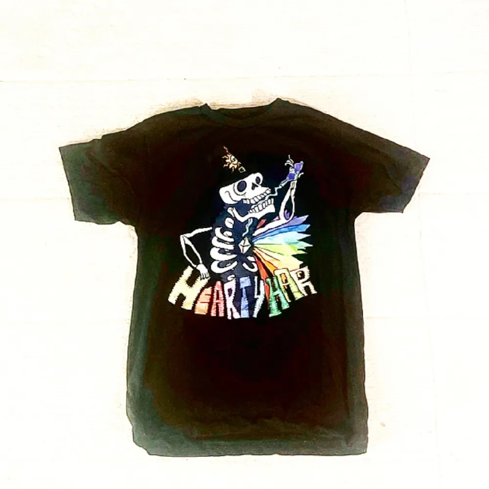 HeartyHar T-shirt i storlek M, köpt på en konsert Skrev för fler frågor :). T-shirts.