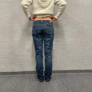 Ett par otroligt snygga och sköna Levis lågmidjade Jeans 💓💖 Storlek: Medium, modellen på bilden är 163 och har vanligtvis 28/31