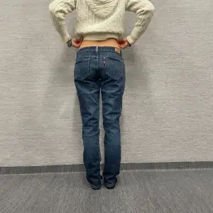 Ett par otroligt snygga och sköna Levis lågmidjade Jeans 💓💖 Storlek: Medium, modellen på bilden är 163 och har vanligtvis 28/31