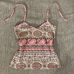 Halter Topp - Såå snygg halter topp, säljer igen på grund av oseriös köpare 🤎💕💞Man knyter bandet själv i ryggen - justerbar 💓Storlek S men passar XS - S. KÖP NU PRIS: 170 kr inkl frakt (FRI FRAKT JUST NU) 💖