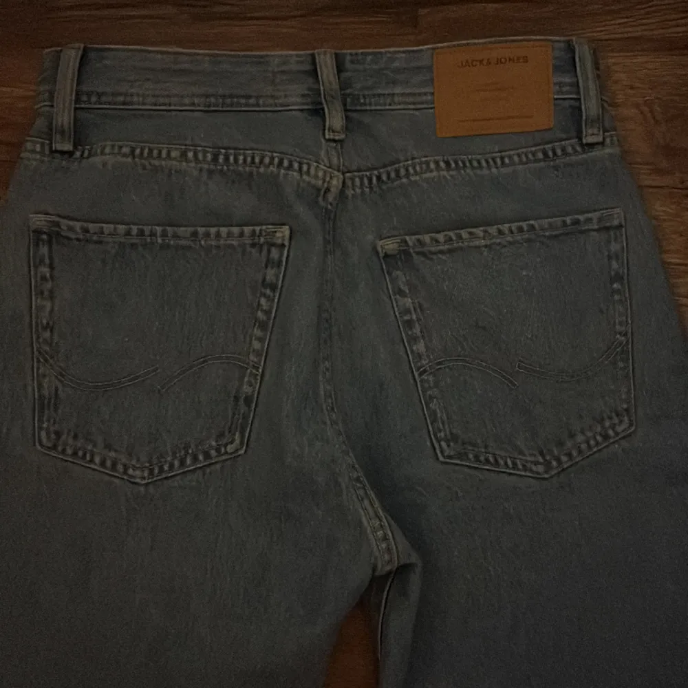 Blåa Jack and Jones jeans, helt nya endast tagit av prislappen och säljes på grund av fel storlek. Helt fri från hål, misfärg m.m. 599kr nya säljes halva pris. Skriv för mer bilder/info. Jeans & Byxor.