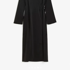 Omlottklänning i satin - Hej, jag säljer denna omlottklänning i satin. Den är i storlek xs och oanvänd. Har bara testat den en gång för att prova. Säljer den för 150kr, köparen står tyvärr för frakten 💕