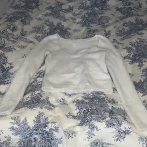 Snygg stickad tröja ifrån H&M i stl S. Säljer då den inte passa på mig💖 Kontakta gärna innan ni trycker på ”köp nu”