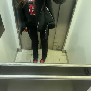 Svarta jeans - Svarta jeans med utsvängning🧚🏻❤️tyvärr så passar de ej längre 